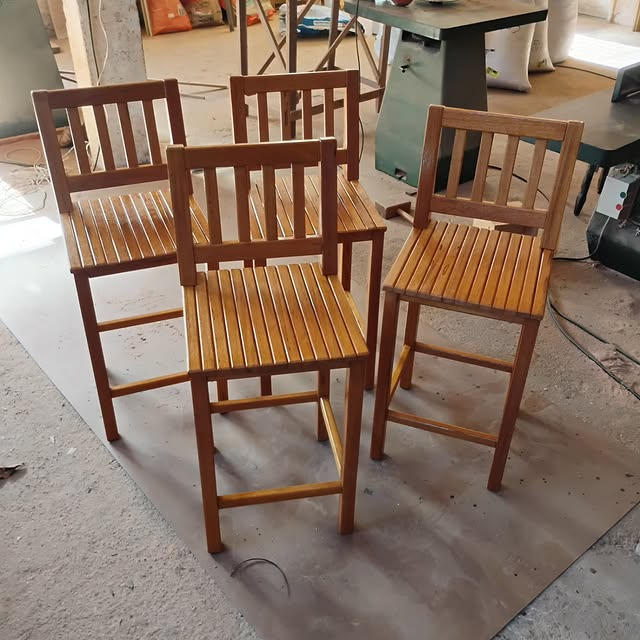 Banquetas de madeira
