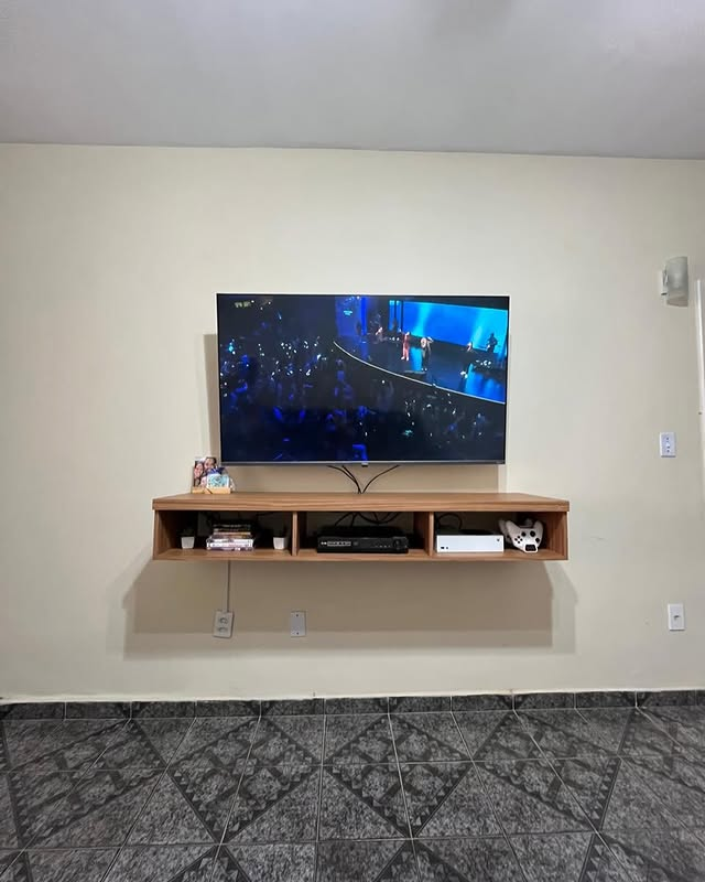 Painel de TV em madeira sob medida
